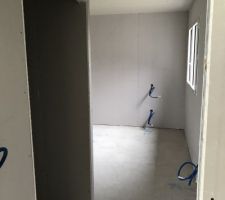 Accès chambre parentale vue sur dressing