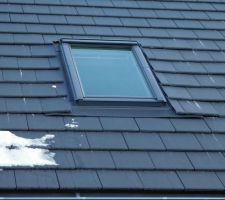Détail de pose du velux. Je ne suis pas super emballé par les détails de finition.
Une première recherche sur le web m'a montré que malheureusement avec ce genre de tuiles plates, les abergements ont souvent cette allure.