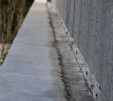 &Eacute;tanch&eacute;it&eacute; entre notre mur et le muret du voisin : une bande d'alu sur notre mur recouvert par un mortier fibr&eacute; hydrofuge de 5 cm maintenu par une bande de polystyr&egrave;ne (6 cm) afin de garder l'espace vide entre les 2 murs en parpaings ... il reste &agrave; mettre un joint en haut de l'aluminium.