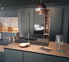 La cuisine dont on est tombé amoureux en rentrant chez Aviva. On change la couleur du cuivre en bois clair.