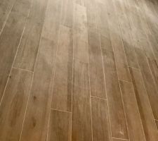 Le carrelage avec triple voile de ciment dessus