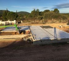 Finition de la terrasse avec du tout venant avant de réceptionner la toupie