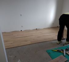 Installation du parquet dans notre chambre. Monsieur galère un peu car c'est un parquet contrecollé...