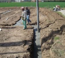 Coulage fondations et 37 pieux car sol argileux.