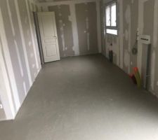 Isolation de la chape du vide sanitaire.
Et nouvelle chape prête pour le réagréage et puis le carrelage.
Ah on commence a en voir la fin.