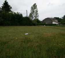 Voici donc notre terrain ! Endroit paisible ou nous allons y passer quelques ann&eacute;es ! Pour commencer par le commencement, il a donc fallu aller &agrave; la banque et faire toutes ces d&eacute;marches administratives bien pompeuses, mais n&eacute;anmoins obligatoire. Apr&egrave;s avoir sign&eacute; un compromis de vente, nous avons donc fait l'&eacute;tude d'assainissement pr&eacute;alable, puisque nous n?avons pas le tout &agrave; l'&eacute;gout. &Ccedil;a sera donc une micro station pour nous. Puis l'&eacute;tude thermique, l&agrave; aussi obligatoire pour obtenir le Saint Graal je veux bien sur parler pu PC ! 
Impatients et intr&eacute;pides, apr&egrave;s avoir re&ccedil;u le PC valide, nous avons (avant d'avoir sign&eacute; l'acte de vente), d&eacute;marr&eacute; le terrassement (oui pas bien, mais la DDT nous a confirm&eacute; qu'avec le PC on pouvais d&eacute;j&agrave; am&eacute;nager le terrain sans &ecirc;tre propri&eacute;taire.Voyons la suite...