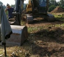 D&eacute;but du terrassement: faire le chemin d'acc&egrave;s pour le chantier et la plateforme de la maison. Nous avons du opter pour le vide sanitaire (VS) car le d&eacute;nivel&eacute; &eacute;tait trop important. On aurait pr&eacute;f&eacute;r&eacute; un terre plein (meilleur au niveau thermique), mais bon quand y a pas la choix !