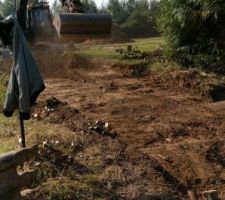 D&eacute;but du terrassement: faire le chemin d'acc&egrave;s pour le chantier et la plateforme de la maison. Nous avons du opter pour le vide sanitaire (VS) car le d&eacute;nivel&eacute; &eacute;tait trop important. On aurait pr&eacute;f&eacute;r&eacute; un terre plein (meilleur au niveau thermique), mais bon quand y a pas la choix !