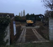 8 Novembre 2017 au matin ... visite de bonne heure... de bonne humeur... l'excavation de la maison à commencé... ça chôme pas ! 

Hop la pelle commence à nous faire apparaitre le profil au sol de la maison ... yes !