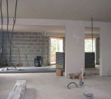 Pl&acirc;tre projet&eacute; au plafond du rdc et sur le mur de renfend