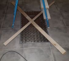 Enfin la grille d'accès au vide sanitaire est installée.