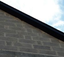 Le beau ciel bleu de Normandie et le détail des sous-faces en PVC anthracite.