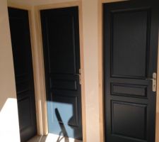 Peinture des blocs porte à l'étage (bleu d'encre)