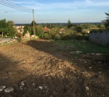 Les piquets orange matérialisent le futur emplacement de la maison