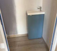 Meuble lave-mains choisi chez castorama. J'hésitais avec le modèle suspendu, plus petit. Avec celui-ci, le double de rangements, je n'ai pas hésité longtemps !