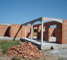 Les arches de la terrasse et du patio sont posées sur les piliers coulés quelques jours avant.