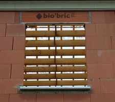 Bord de fen&ecirc;tre + film de sous-toiture en arri&egrave;re plan