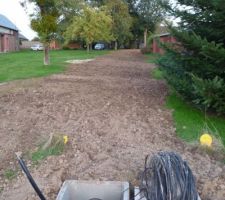 Apercu de la tranch&eacute;e de viabilisation le long du terrain voisin