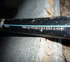 Le tuyau d'alimentation en eau