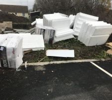 25/11/17 Mon panneau est au sol preuve que personne n'est passée ici...Pourtant le responsable des Conducteur des travaux m'a appelé personnellement pour m'annoncer la reprise des travaux vendredi 24 hier quoi....
Quelle horreur.
Que vas être la maison que maison d'en France vas me construire...?