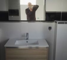 Pose du simple vasque et miroir dans la salle d'eau