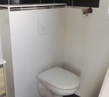 Pose du WC suspendu dans la salle d'eau