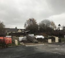 Je ne suis pas seul sur ce projet et ma femme y crois encore "surement cette envie d'agrandir la famille".....
Pour elle et aussi nos chers voisins compréhensibles, je range cette porcherie car je ne crois pas rencontrer des maçons aussi tôt par ici...
Je vais alerter ma banque de la situation.. elle c'est quoi faire je pense dans ce genre de situation pour récupérer ces fonds mais surtout m'éviter de payer du vent le restant de mes jours...