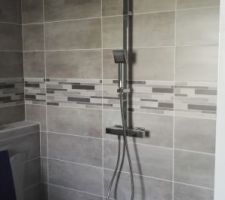Pose  de la colonne de douche dans la salle de bains