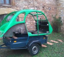 La 2 cv part au garage pour la tôlerie