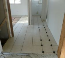 Pose du carrelage avec un syst&eacute;me de mise &agrave; niveau