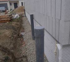 Les bouches de ventilation du vide sanitaire et au premier plan un accès au drain au cas ou...
