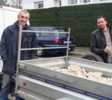 Bruno, récupérateur officiel des gravats du chantier. & Celio en mode satisfait de son pneu GoodYear !
