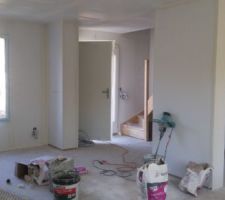 Séjour vu côté salle à manger.
On a demandé à réduire le coffrage de l'évacuation des WC en plein milieu...On attend de voir.