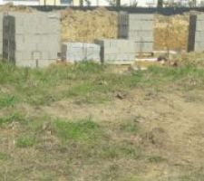 Arriv&eacute; des parpaings pour l'elevation du vide sanitaire