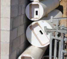 Les coffrages pour les piliers du garage et de la terrasse. Un coeur en isorel très lisse, entouré de polystyrène.