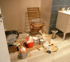 La salle d'eau transform&eacute;e en anti-chambre pour peinture