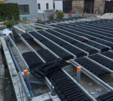 Pose du plancher. (On a fait rectifier au maçon qui avait "oublié" de mettre une évacuation pour les WC (celle de droite))