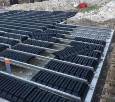 Pose du plancher. (On a fait rectifier au maçon qui avait "oublié" de mettre une évacuation pour les WC (celle de droite))