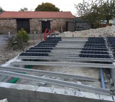 Pose du plancher. Enfin plutôt tentative de pose. Vous noterez ici que les poutres sont trop courtes par rapport à l'implantation du VS. Après vérification avec le CDT, il faut poser un 2e rang de parpaings pour soutenir les poutres.