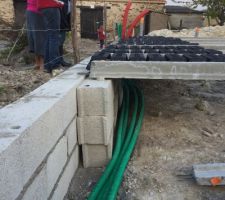 Pose du plancher. On voit bien le bricolage pour rattraper l'erreur d'implantation.