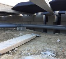Conduit des eaux usées : pente mauvaise. Notez aussi la pose de parpaing dans un passage du VS (Pratique si un jour on doit passer dans le VS)