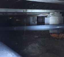 Pour éviter de repasser à travers le plancher lors du coulage, voici à nouveau un peu de bricolage : on met des parpaings pour soutenir les poutres. 
Evidemment pour faire ainsi, il a fallu couper le treillis soudé...