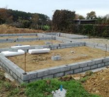 Mont&eacute;e des premi&egrave;res rang&eacute;es de parpaings