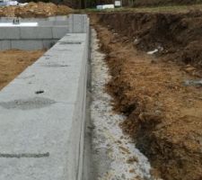 Mont&eacute;e des premi&egrave;res rang&eacute;es de parpaings (alignement / altim&eacute;trie terrain naturel)