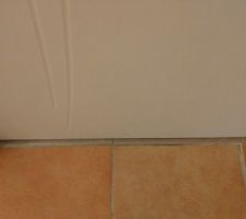 Chez SODAM/Maisons du Soleil, on fait la separation du carrelage a cote de la porte, c'est different. Bien sur, la porte est a eux, mais indiquer au carreleur qu'il faut decaler, c'est complique. Par ailleurs, cette porte plutot jolie s'est deformee, comme la plupart des autres. Mauvaise qualite...