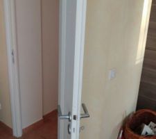Chez SODAM/Maisons du Soleil, on fait la separation du carrelage a cote de la porte, c'est different. Bien sur, la porte est a eux, mais indiquer au carreleur qu'il faut decaler, c'est complique. Par ailleurs, cette porte plutot jolie s'est deformee, comme la plupart des autres. Mauvaise qualite...