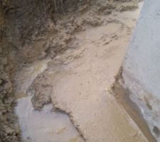 Journée dégagement des fondations pour permettre l'intervention de l'étancheur.
On a fait une rigole en parallèle de la semelle pour que l'eau ne gène pas l'étancheur.