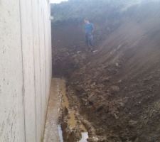 Journée dégagement des fondations pour permettre l'intervention de l'étancheur.
On a fait une rigole en parallèle de la semelle pour que l'eau ne gène pas l'étancheur.