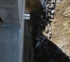 Suite du chantier du 19/11/2017.
L'eau ne s'évacue pas sur la moitié SUD de la maison.
J'ai donc déblayé la terre sous la terrasse après avoir démonté quelques étais (maçon approved).