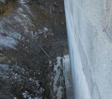 Suite du chantier du 19/11/2017.
L'eau ne s'évacue pas sur la moitié SUD de la maison.
J'ai donc déblayé la terre sous la terrasse après avoir démonté quelques étais (maçon approved).